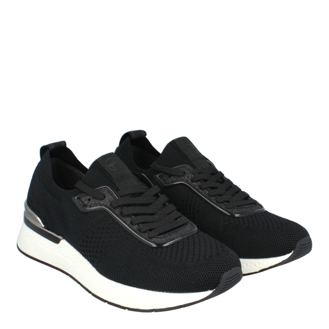 Deportivas transpirables de la marca Tamaris, modelo Victor. Exterior de las deportivas en textil negro con detalle en escarchado en la parte de cordones y dorado en el talón. Interior de las deportivas en textil color negro. Cierre de las deportivas Tamaris con cordones negros. Deportivas Tamaris con cuña de 3cm de altura. Estas deportivas Tamaris Victor, tienen el color y diseño clásico para combinar con todos tus looks!