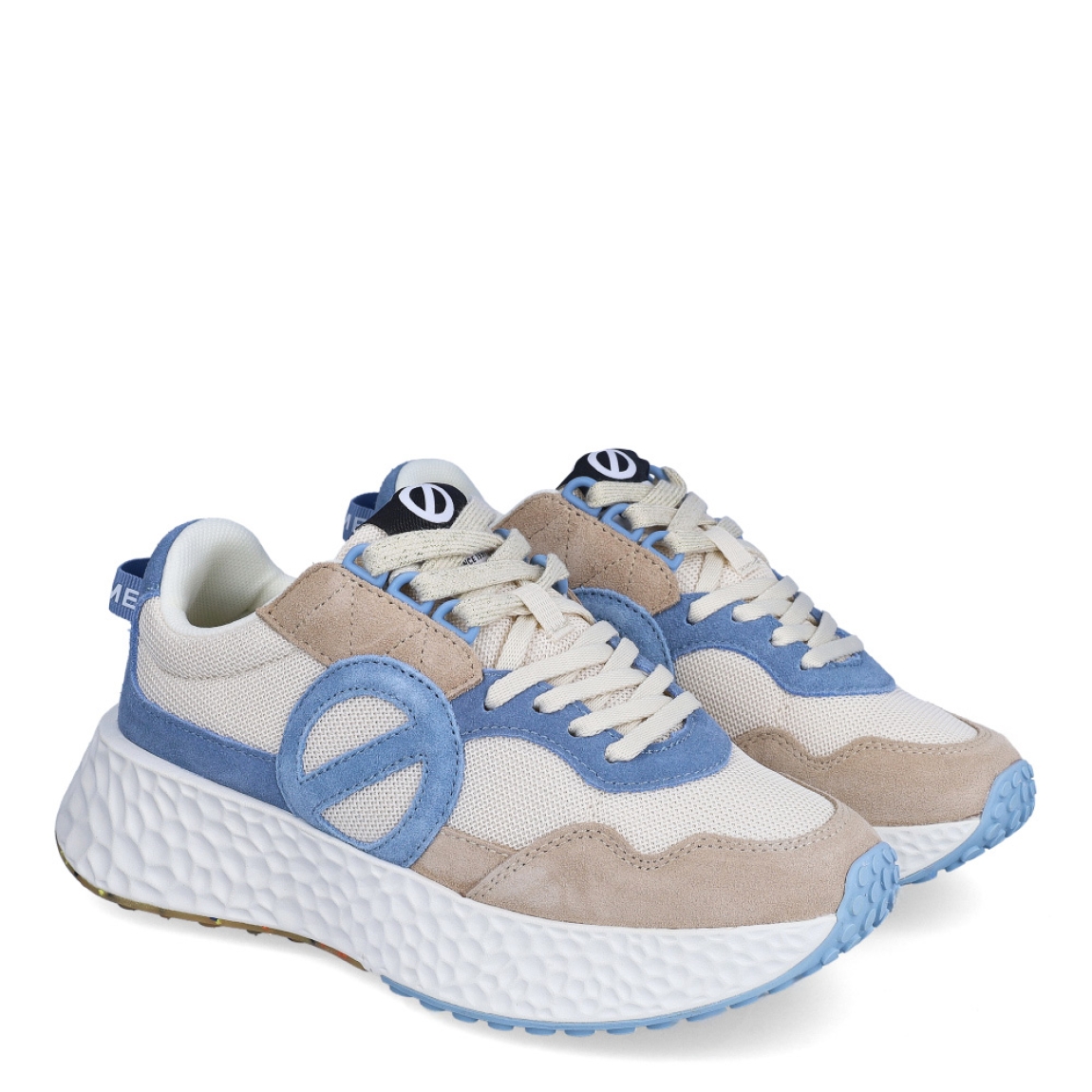 Deportivas de la marca No Name, modelo CARTER JOGGER. Exterior en tela color beig con detalle del logo en celeste. Interior en en textil color blanco. Cierre de las deportivas No Name con cordones y una suela de goma con cuña de 4cm de altura. Estas deportivas No Name CARTER JOGGER son unas clásicas, ideales para esta temporada!
