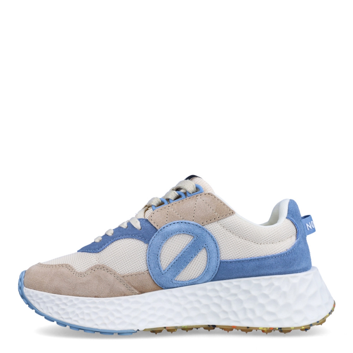 Deportivas de la marca No Name, modelo CARTER JOGGER. Exterior en tela color beig con detalle del logo en celeste. Interior en en textil color blanco. Cierre de las deportivas No Name con cordones y una suela de goma con cuña de 4cm de altura. Estas deportivas No Name CARTER JOGGER son unas clásicas, ideales para esta temporada!