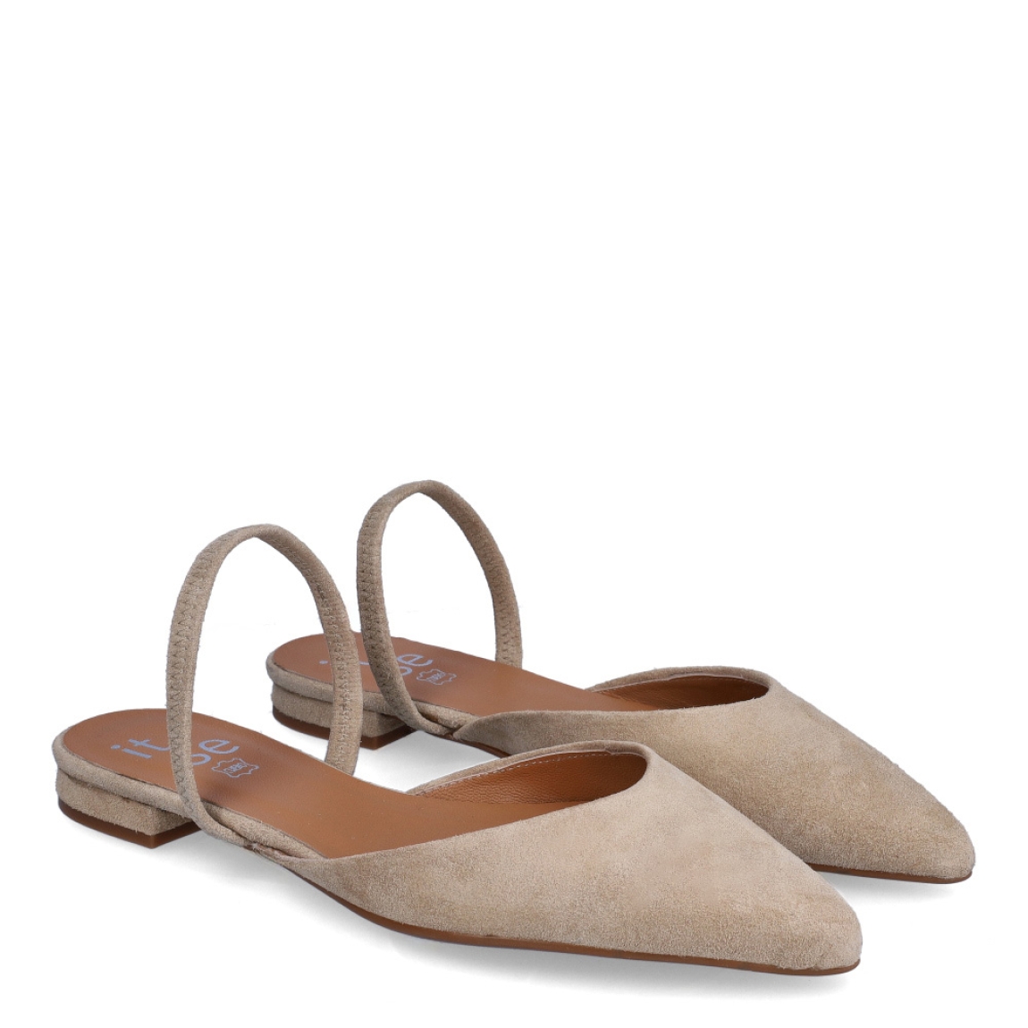 Salones destalonados de la marca Itse, modelo MARYO. Exterior en ante color camel con punta lápiz con tira en pala. Interior en piel color nude. Tacón de 1cm de altura. Estos salones Itse MARYO son unos clásicos, ideales para crear diferentes looks desde la elegancia y comodidad.
