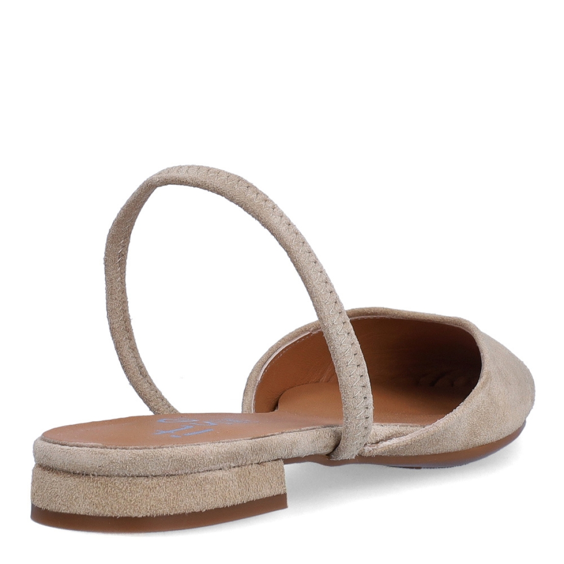 Salones destalonados de la marca Itse, modelo MARYO. Exterior en ante color camel con punta lápiz con tira en pala. Interior en piel color nude. Tacón de 1cm de altura. Estos salones Itse MARYO son unos clásicos, ideales para crear diferentes looks desde la elegancia y comodidad.