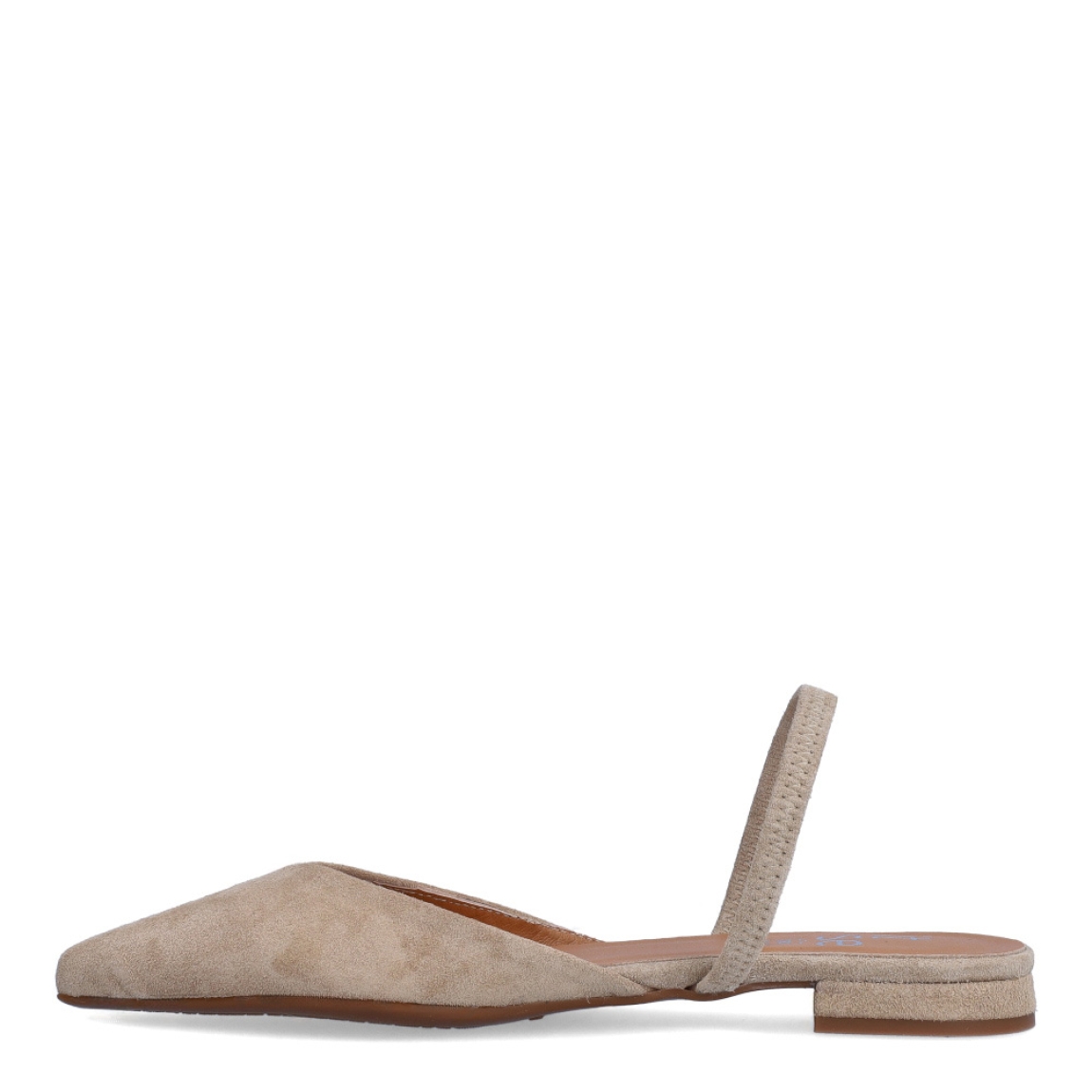 Salones destalonados de la marca Itse, modelo MARYO. Exterior en ante color camel con punta lápiz con tira en pala. Interior en piel color nude. Tacón de 1cm de altura. Estos salones Itse MARYO son unos clásicos, ideales para crear diferentes looks desde la elegancia y comodidad.