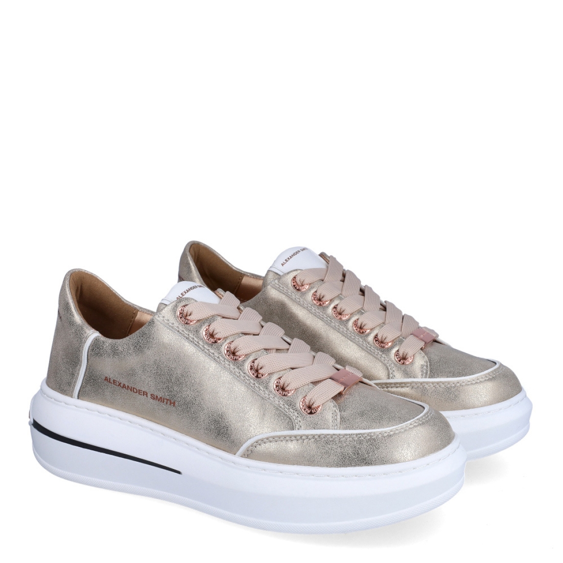 Deportivas de la marca Alexander Smith, modelo LANCASTER. Exterior en piel color platino. Interior con plantilla acolchada y extraíble para máxima comodidad. Cierre de las deportivas con cordones y plataforma de 4cm de altura. Estas deportivas Alexander Smith LANCASTER son unas clásicas, ideales para crear diferentes looks esta temporada!