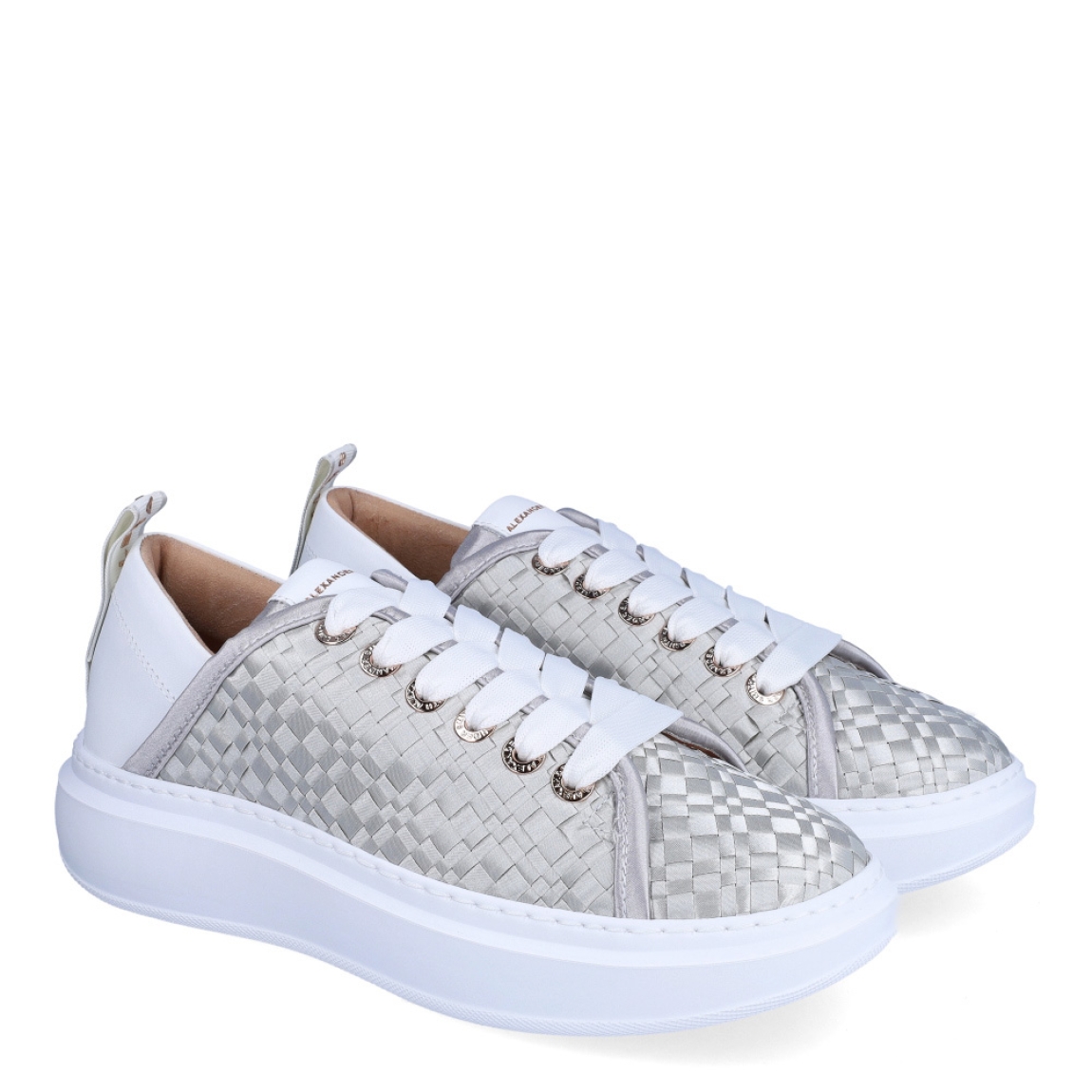 Deportiva de la marca Alexander Smith, modelo Wembley. Exterior de la deportiva de piel trenzada de color plata. Deportiva en piel color blanco en la parte del talón. Interior de la deportiva de piel de color rosa. Cierre de la deportiva con cordones de color blanco. Deportiva con plantilla extraíble. Deportiva con logotipo en la trabilla trasera. Deportiva con plataforma de 4 cm. La deportiva de Alexander Smith hace referencia al famoso estadio inglés: deportividad y elegancia se funden para dar vida a este modelo. Wembley son las zapatillas con el equilibrio perfecto entre comodidad y estilo, elegantes y sobrias pero con un toque moderno dado por los detalles que marcan la diferencia.