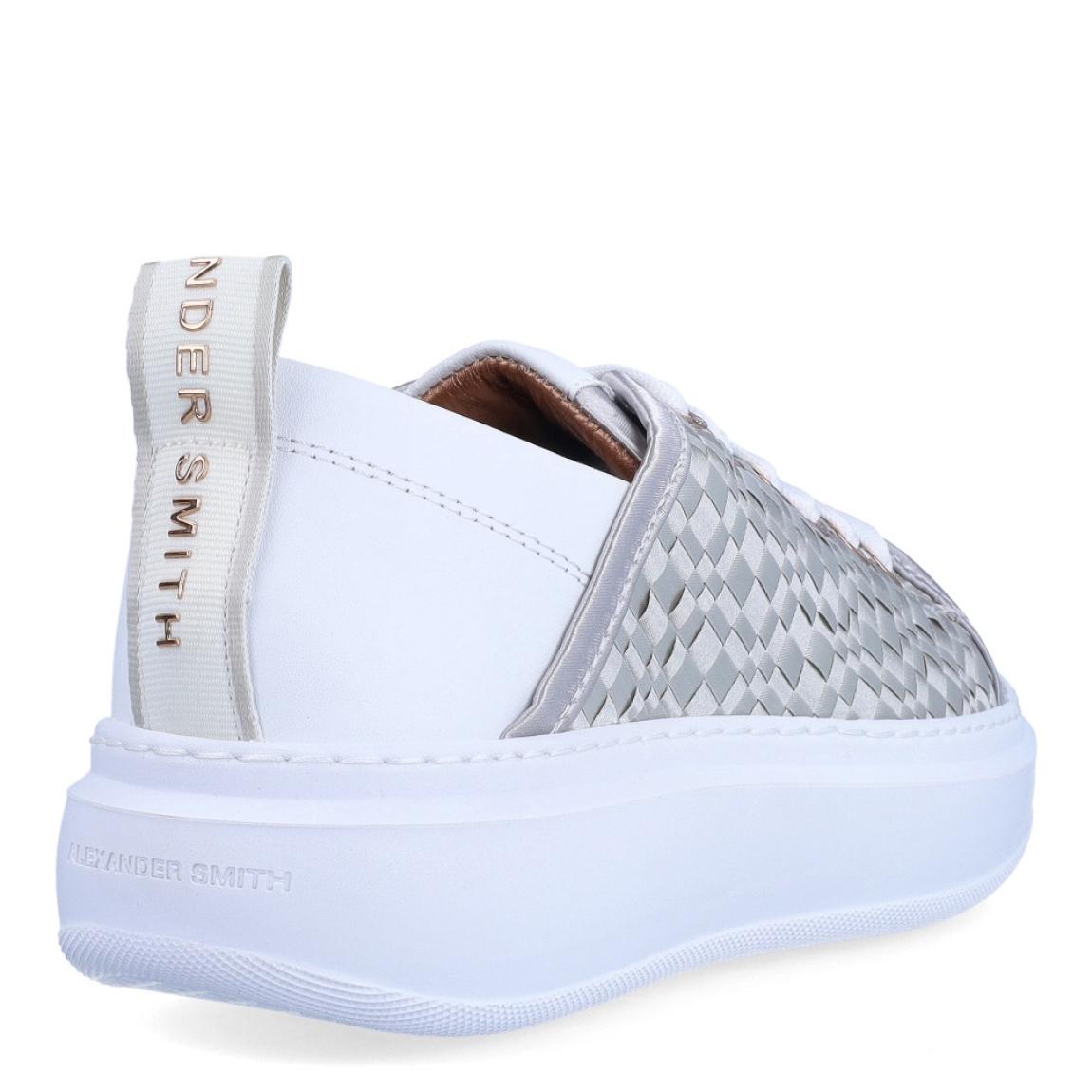 Deportiva de la marca Alexander Smith, modelo Wembley. Exterior de la deportiva de piel trenzada de color plata. Deportiva en piel color blanco en la parte del talón. Interior de la deportiva de piel de color rosa. Cierre de la deportiva con cordones de color blanco. Deportiva con plantilla extraíble. Deportiva con logotipo en la trabilla trasera. Deportiva con plataforma de 4 cm. La deportiva de Alexander Smith hace referencia al famoso estadio inglés: deportividad y elegancia se funden para dar vida a este modelo. Wembley son las zapatillas con el equilibrio perfecto entre comodidad y estilo, elegantes y sobrias pero con un toque moderno dado por los detalles que marcan la diferencia.