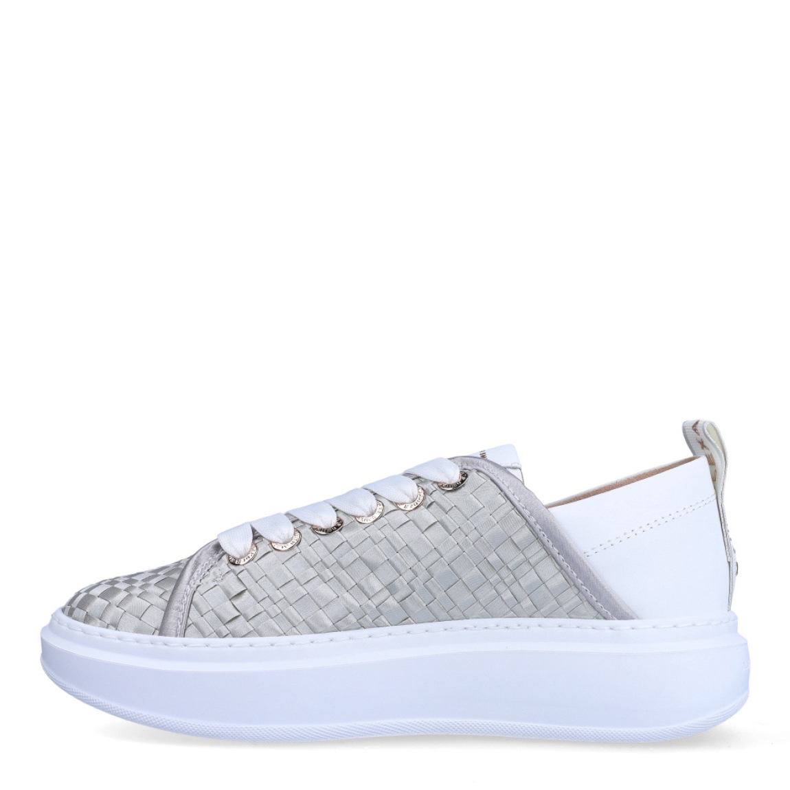 Deportiva de la marca Alexander Smith, modelo Wembley. Exterior de la deportiva de piel trenzada de color plata. Deportiva en piel color blanco en la parte del talón. Interior de la deportiva de piel de color rosa. Cierre de la deportiva con cordones de color blanco. Deportiva con plantilla extraíble. Deportiva con logotipo en la trabilla trasera. Deportiva con plataforma de 4 cm. La deportiva de Alexander Smith hace referencia al famoso estadio inglés: deportividad y elegancia se funden para dar vida a este modelo. Wembley son las zapatillas con el equilibrio perfecto entre comodidad y estilo, elegantes y sobrias pero con un toque moderno dado por los detalles que marcan la diferencia.