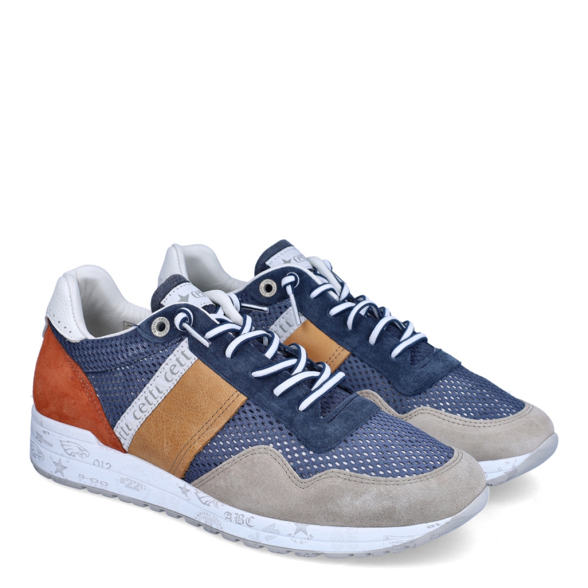 Deportiva clásica de la marca Cetti, modelo C-137. Exterior de la deportiva de tela con efecto rejilla color azul. Interior de la deportiva de piel de color blanco. Deportiva con cierre con cordones elásticos. Deportiva con suela de goma de 3 cm de cuña. Plantilla muy cómoda, acolchada para garantizar la máxima comodidad. La deportiva C-137 de Cetti es una deportiva, cómoda, básica y perfecta para ir cómodo cada día.