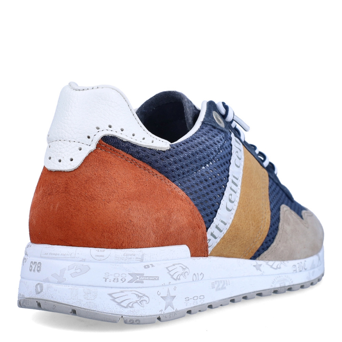 Deportiva clásica de la marca Cetti, modelo C-137. Exterior de la deportiva de tela con efecto rejilla color azul. Interior de la deportiva de piel de color blanco. Deportiva con cierre con cordones elásticos. Deportiva con suela de goma de 3 cm de cuña. Plantilla muy cómoda, acolchada para garantizar la máxima comodidad. La deportiva C-137 de Cetti es una deportiva, cómoda, básica y perfecta para ir cómodo cada día.