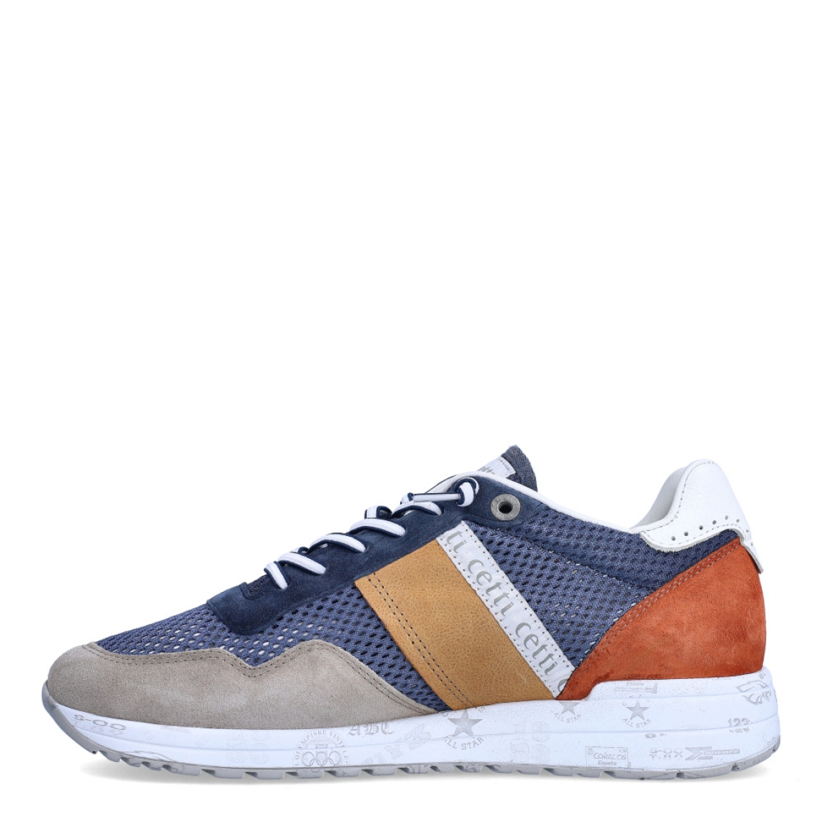 Deportiva clásica de la marca Cetti, modelo C-137. Exterior de la deportiva de tela con efecto rejilla color azul. Interior de la deportiva de piel de color blanco. Deportiva con cierre con cordones elásticos. Deportiva con suela de goma de 3 cm de cuña. Plantilla muy cómoda, acolchada para garantizar la máxima comodidad. La deportiva C-137 de Cetti es una deportiva, cómoda, básica y perfecta para ir cómodo cada día.