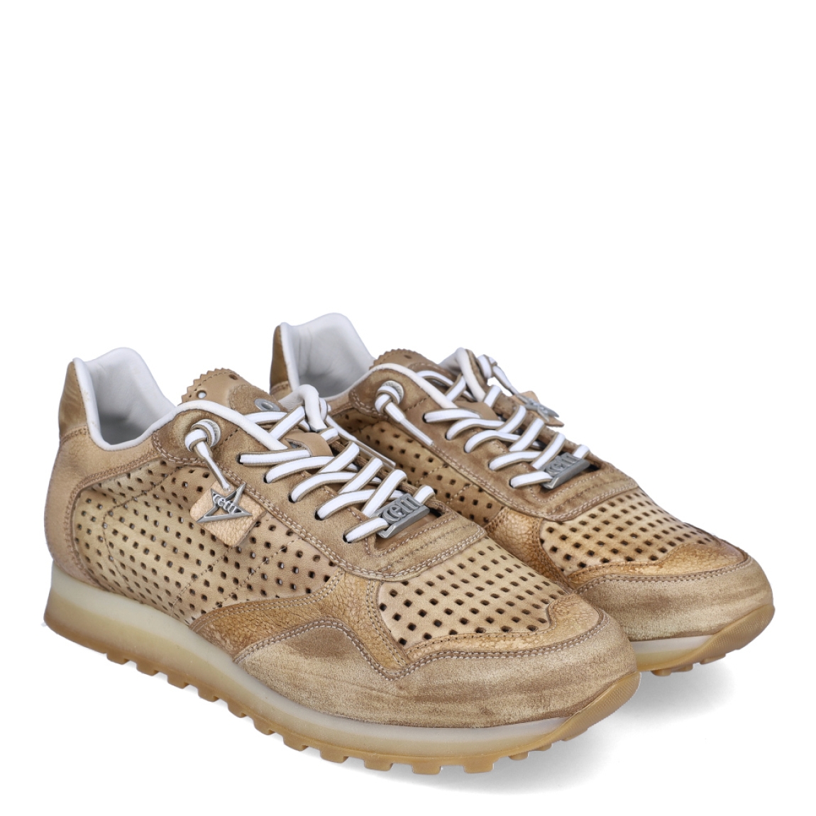 Deportiva troquelada de la marca Cetti, modelo C-848. Exterior de la deportiva de piel de color cuero. Interior de la deportiva de piel de color blanco. Deportiva con cierre con cordones elásticos de color blanco. Deportiva con suela de goma de 3 cm de cuña. Plantilla muy cómoda, acolchada para garantizar la máxima comodidad. La deportiva C-848 de Cetti es una deportiva troquelada, cómoda, básica y perfecta para ir cómodo cada día.