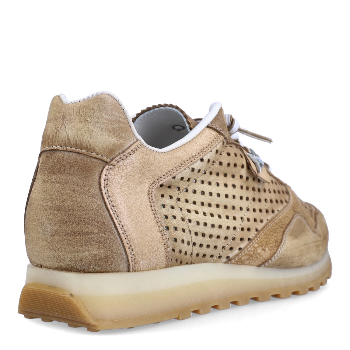 Deportiva troquelada de la marca Cetti, modelo C-848. Exterior de la deportiva de piel de color cuero. Interior de la deportiva de piel de color blanco. Deportiva con cierre con cordones elásticos de color blanco. Deportiva con suela de goma de 3 cm de cuña. Plantilla muy cómoda, acolchada para garantizar la máxima comodidad. La deportiva C-848 de Cetti es una deportiva troquelada, cómoda, básica y perfecta para ir cómodo cada día.
