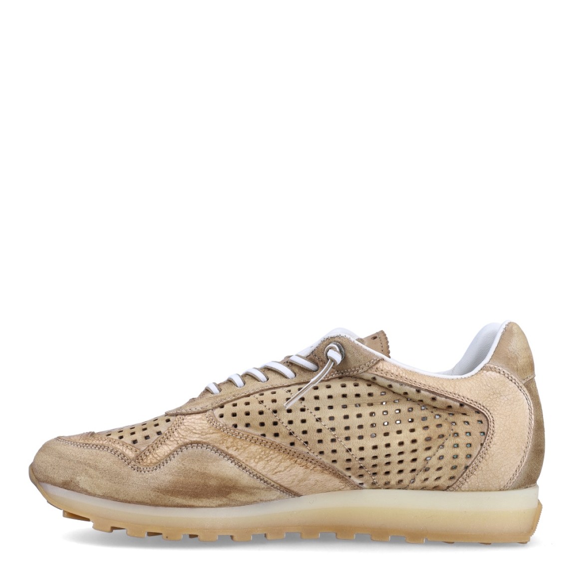 Deportiva troquelada de la marca Cetti, modelo C-848. Exterior de la deportiva de piel de color cuero. Interior de la deportiva de piel de color blanco. Deportiva con cierre con cordones elásticos de color blanco. Deportiva con suela de goma de 3 cm de cuña. Plantilla muy cómoda, acolchada para garantizar la máxima comodidad. La deportiva C-848 de Cetti es una deportiva troquelada, cómoda, básica y perfecta para ir cómodo cada día.