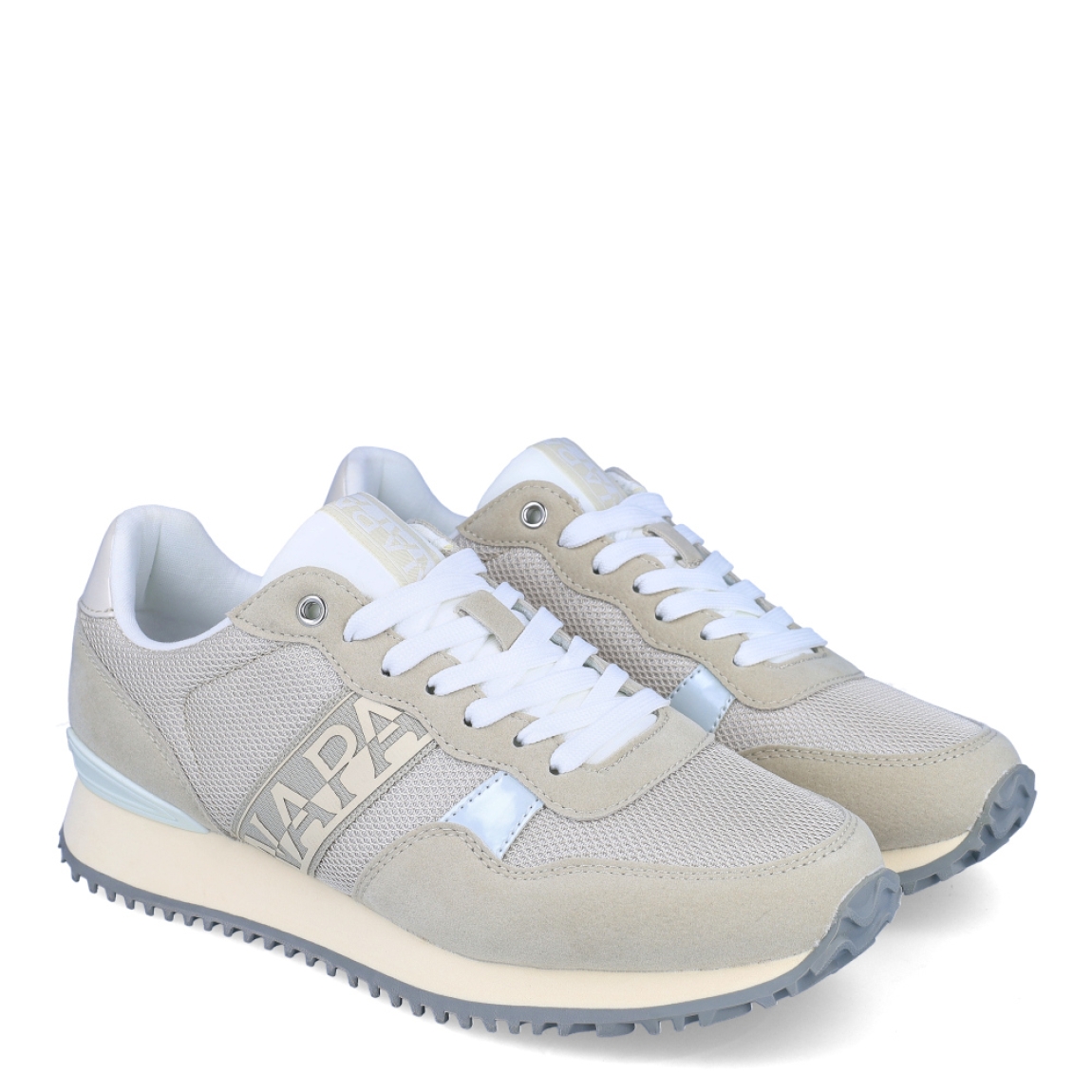 Deportiva de la marca Napapijri, modelo ASTRA. Exterior de la deportiva de textil con efecto rejilla color beig, con detalles en ante de color gris. Interior de la deportiva de tejido de color beig. Cierre de la deportiva con cordones blancos. Deportiva con plantilla muy cómoda y acolchada. Con un diseño elegante y una sofisticada combinación de colores, las zapatillas deportivas ASTRA son un calzado informal. El estabilizador del talón proporciona más estabilidad y su ligera suela microporosa hace que este calzado sea especialmente cómodo y perfecto para el uso diario.