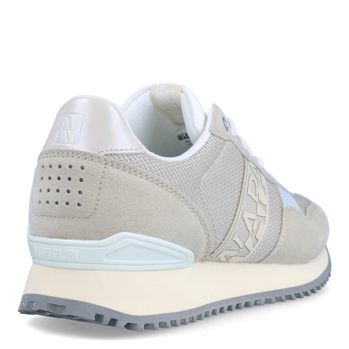 Deportiva de la marca Napapijri, modelo ASTRA. Exterior de la deportiva de textil con efecto rejilla color beig, con detalles en ante de color gris. Interior de la deportiva de tejido de color beig. Cierre de la deportiva con cordones blancos. Deportiva con plantilla muy cómoda y acolchada. Con un diseño elegante y una sofisticada combinación de colores, las zapatillas deportivas ASTRA son un calzado informal. El estabilizador del talón proporciona más estabilidad y su ligera suela microporosa hace que este calzado sea especialmente cómodo y perfecto para el uso diario.