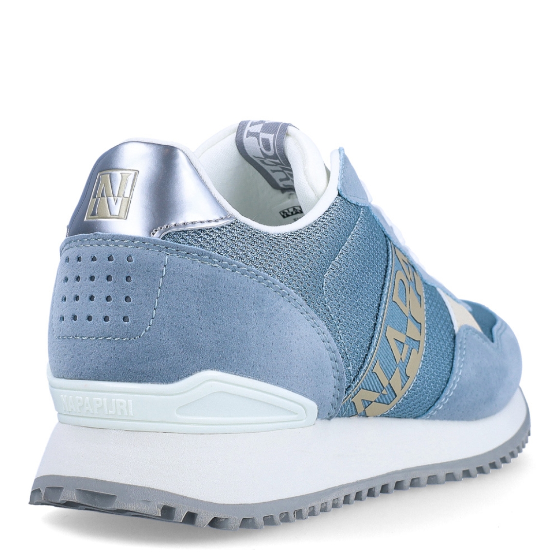 Deportiva de la marca Napapijri, modelo ASTRA. Exterior de la deportiva de textil con efecto rejilla color azul, con detalles en ante de color celeste. Interior de la deportiva de tejido de color blanco. Cierre de la deportiva con cordones blancos. Deportiva con plantilla muy cómoda y acolchada. Con un diseño elegante y una sofisticada combinación de colores, las zapatillas deportivas ASTRA son un calzado informal. El estabilizador del talón proporciona más estabilidad y su ligera suela microporosa hace que este calzado sea especialmente cómodo y perfecto para el uso diario.
