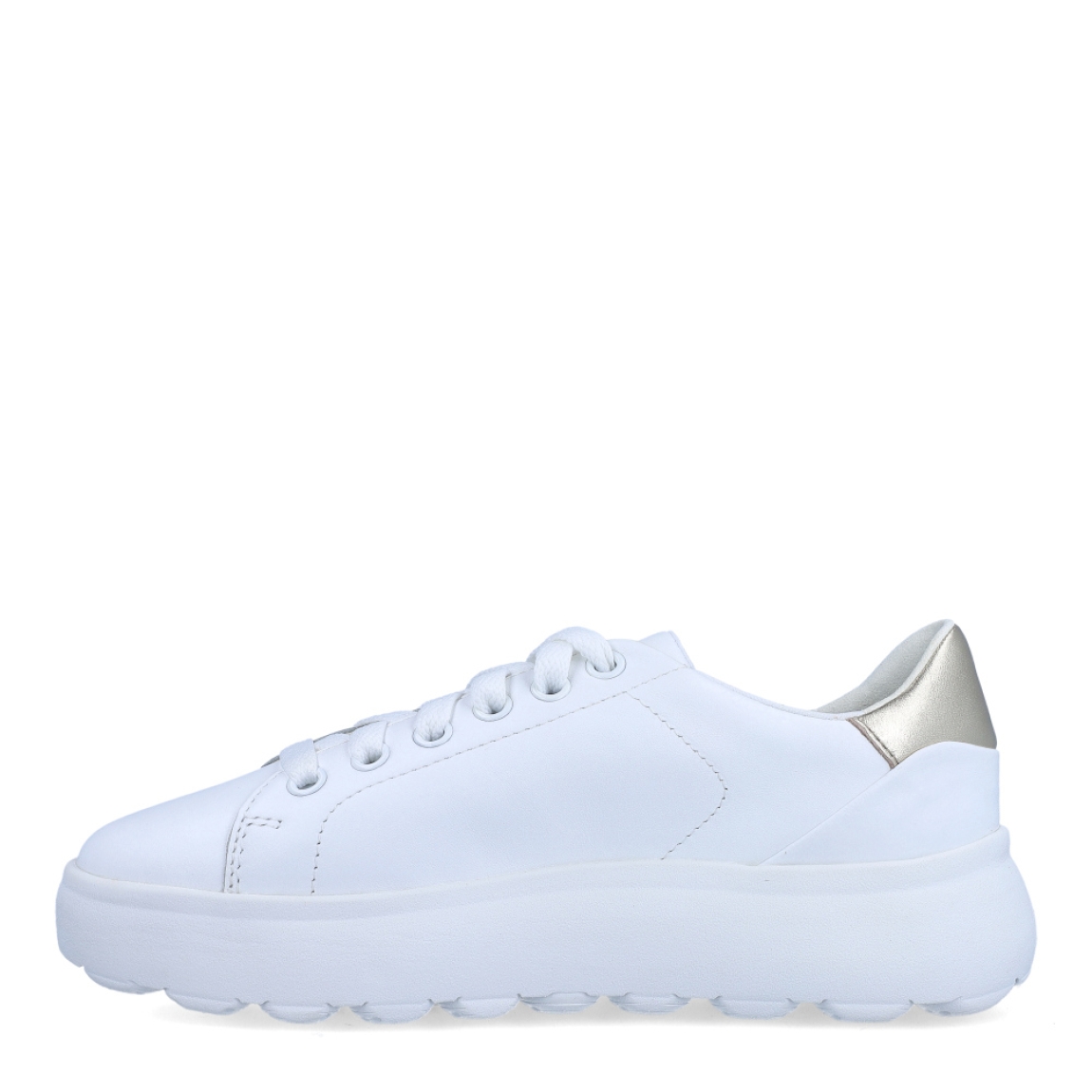 Deportivas de la marca Geox, modelo BIANCA. Exterior de las deportivas Geox en piel color blanco. Interior de las deportivas Geox en textil color blanco. Detalle en la talonera en textil dorado escarchado. Plantilla acolchada para máxima comodidad. Cierre con cordones. Talón plano con una suela de 3cm. Estas deportivas GEOX BIANCA, son unas clásicas que debes tener en tu armario. Te ayudarán a combinarlas con todos tus looks y estilos!