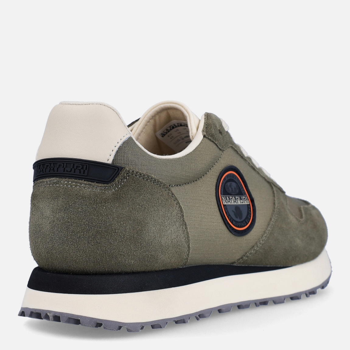 Deportiva de la marca Napapijri, modelo NOVA. Exterior de la deportiva en naylon color verde militar, con detalle de logo en lateral. Interior de la deportiva de tejido de color blanco. Cierre de la deportiva con cordones blancos. Deportiva con plantilla muy cómoda y acolchada. Con un diseño elegante y una sofisticada combinación de colores, las zapatillas deportivas NOVA son un calzado informal. El estabilizador del talón proporciona más estabilidad y su ligera suela microporosa hace que este calzado sea especialmente cómodo y perfecto para el uso diario.
