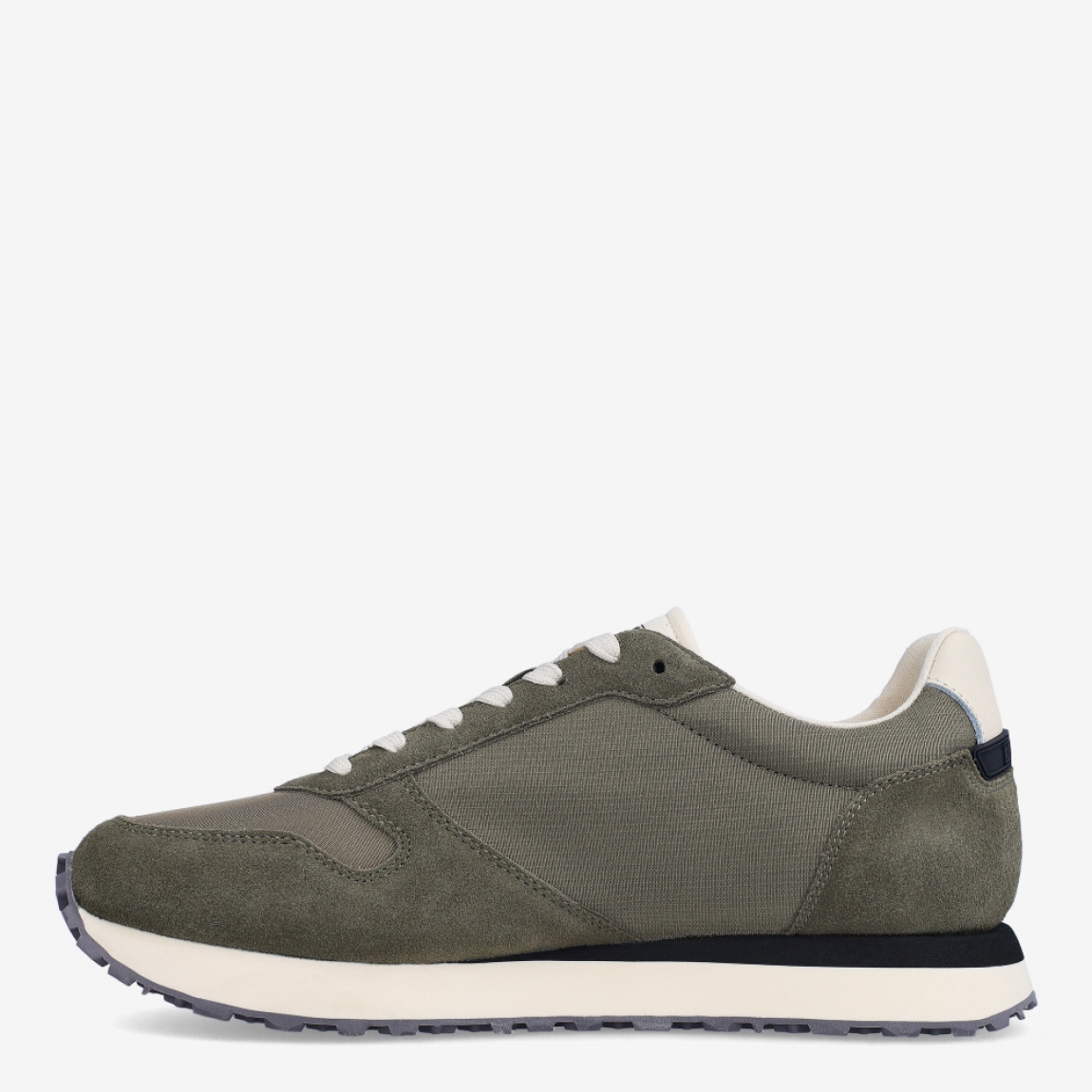 Deportiva de la marca Napapijri, modelo NOVA. Exterior de la deportiva en naylon color verde militar, con detalle de logo en lateral. Interior de la deportiva de tejido de color blanco. Cierre de la deportiva con cordones blancos. Deportiva con plantilla muy cómoda y acolchada. Con un diseño elegante y una sofisticada combinación de colores, las zapatillas deportivas NOVA son un calzado informal. El estabilizador del talón proporciona más estabilidad y su ligera suela microporosa hace que este calzado sea especialmente cómodo y perfecto para el uso diario.