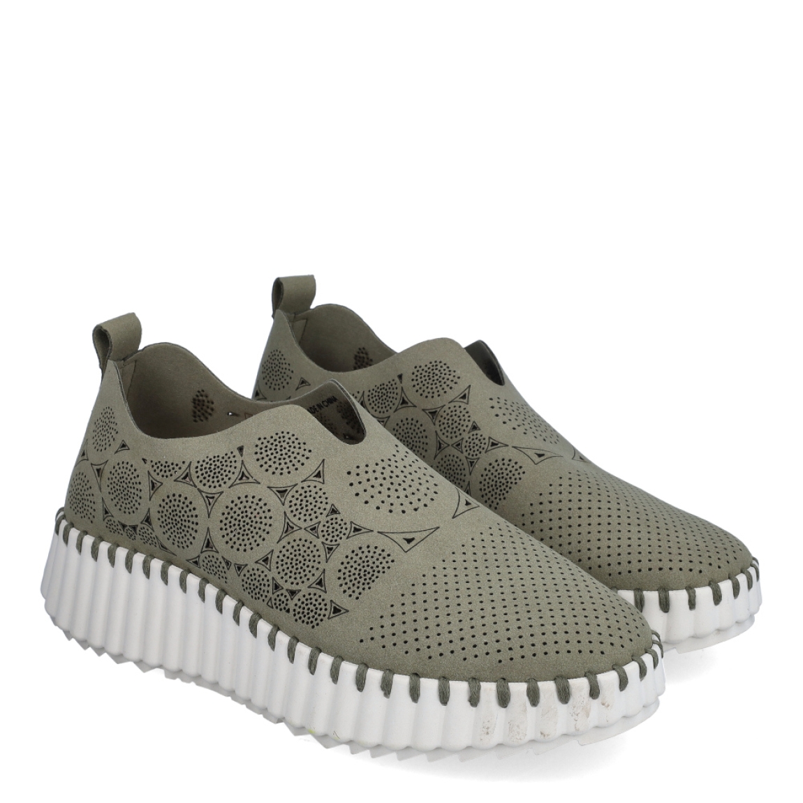 Deportivas transpirables de la marca Walk & Fly, modelo AH-99. Exterior en microfibra color verde militar con efecto troquelado. Cierre sin cordones con plataforma de goma dentada y cuña de 3cm de altura. Estas deportivas Walk & Fly AH-99 tienen la comodidad que necesitas en tu día a día!