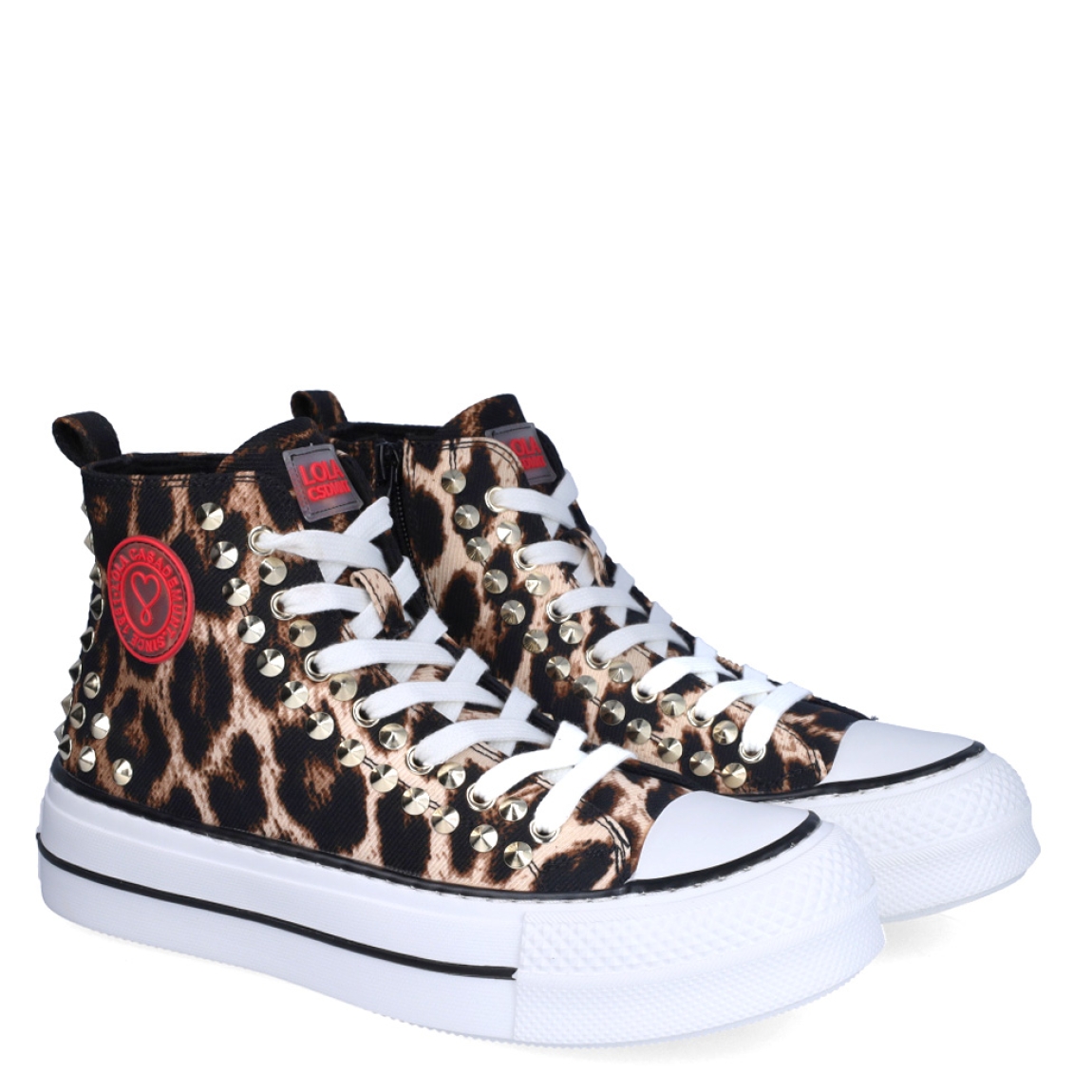 Deportivas de la marca Lola Casademunt, modelo OLSEN. Exterior en textil con estampado de animal print, detalles color fucsia y tachas plateadas. Interior en textil color negro. Cierre con cremallera lateral y cordones blancos. Estas deportivas Lola Casademunt OLSEN con caña alta, plataforma de 4cm, son un complemente que sin duda le dará estilo a tus looks!