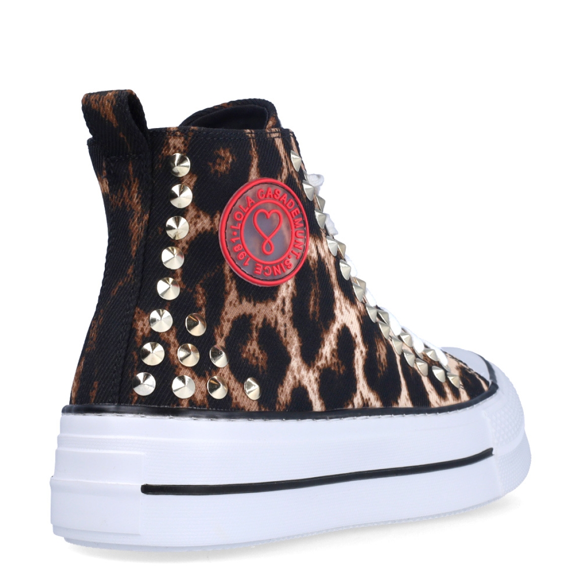 Deportivas de la marca Lola Casademunt, modelo OLSEN. Exterior en textil con estampado de animal print, detalles color fucsia y tachas plateadas. Interior en textil color negro. Cierre con cremallera lateral y cordones blancos. Estas deportivas Lola Casademunt OLSEN con caña alta, plataforma de 4cm, son un complemente que sin duda le dará estilo a tus looks!