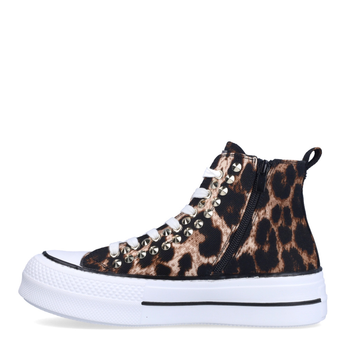 Deportivas de la marca Lola Casademunt, modelo OLSEN. Exterior en textil con estampado de animal print, detalles color fucsia y tachas plateadas. Interior en textil color negro. Cierre con cremallera lateral y cordones blancos. Estas deportivas Lola Casademunt OLSEN con caña alta, plataforma de 4cm, son un complemente que sin duda le dará estilo a tus looks!