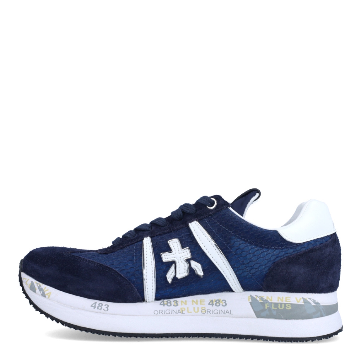 Deportiivas de la marca Premiata, modelo CONNY. Exterior de la deportivas en tela color azul con efecto rejilla y ante. Interior en piel color blanco. Cierre de las deportivas Premiata con cordones azules. Deportivas con plataforma de 3cm de altura con detalle de estampado. Estas deportivas Premiata CONNY son la combinación perfecte entre lo clásico, cómodo y original. Será tu complemento perfecto para esta temporada!