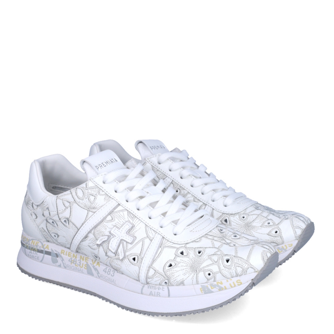 Deportiivas de la marca Premiata, modelo CONNY. Exterior de la deportivas en piel troquelada color blanco con estampado. Interior en piel color blanco. Cierre de las deportivas Premiata con cordones azules. Deportivas con plataforma de 3cm de altura con detalle de estampadodel logo. Estas deportivas Premiata CONNY son la combinación perfecte entre lo clásico, cómodo y original. Será tu complemento perfecto para esta temporada!
