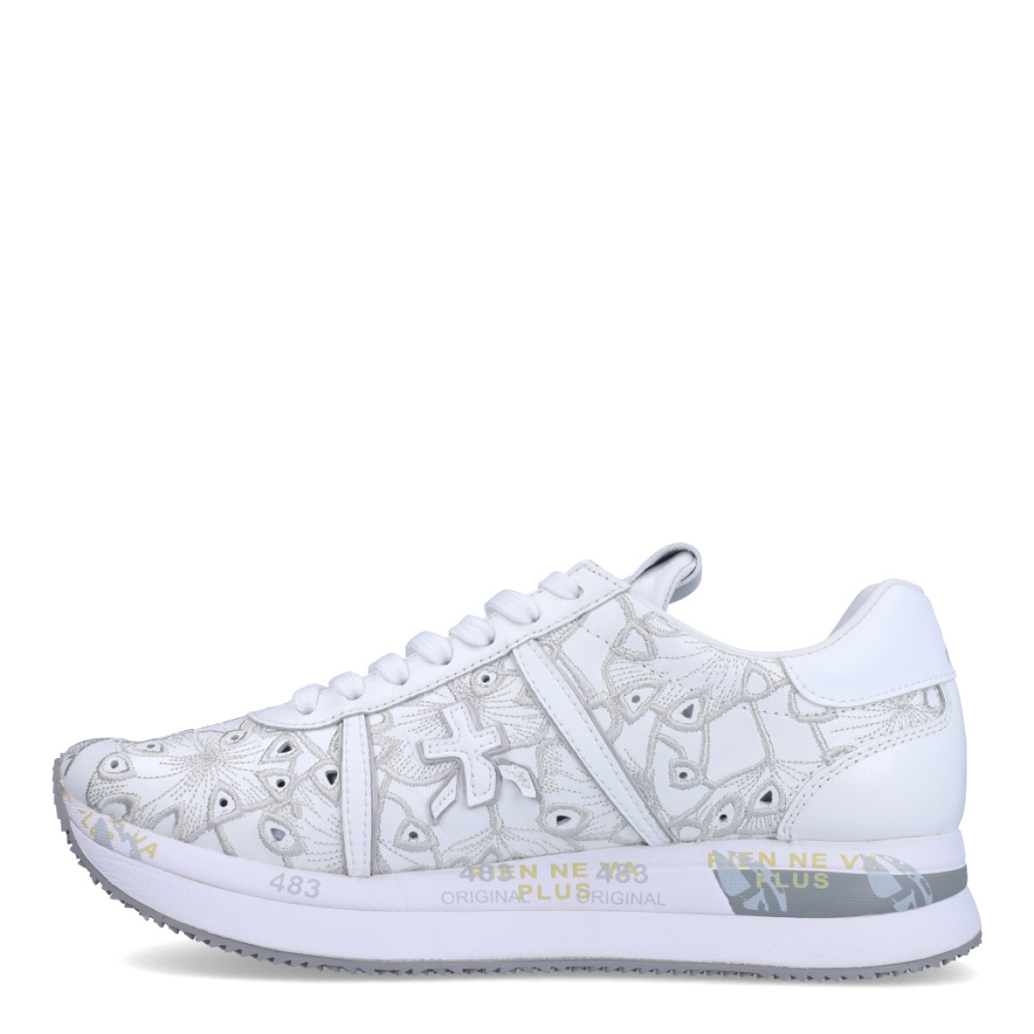Deportiivas de la marca Premiata, modelo CONNY. Exterior de la deportivas en piel troquelada color blanco con estampado. Interior en piel color blanco. Cierre de las deportivas Premiata con cordones azules. Deportivas con plataforma de 3cm de altura con detalle de estampadodel logo. Estas deportivas Premiata CONNY son la combinación perfecte entre lo clásico, cómodo y original. Será tu complemento perfecto para esta temporada!