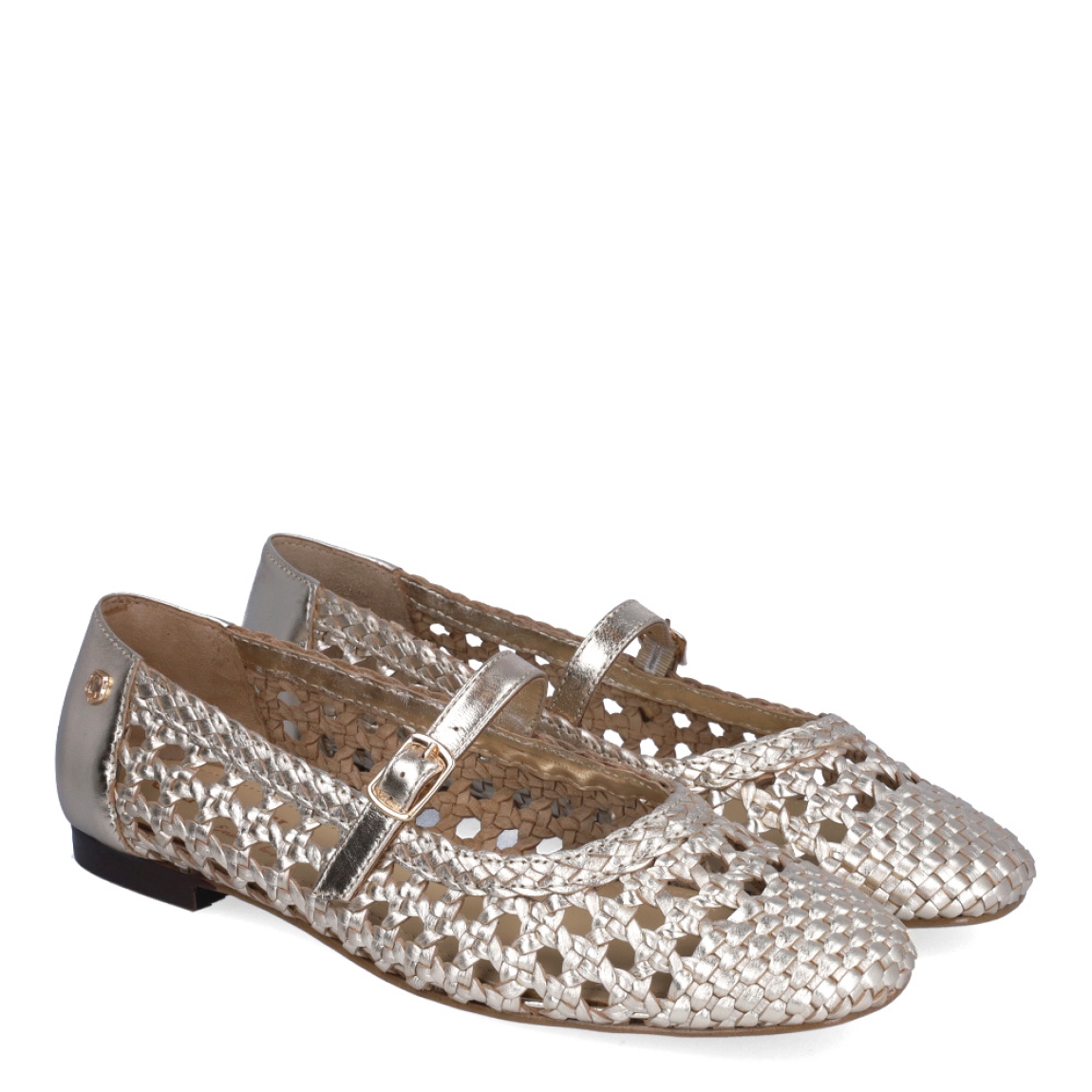 Merceditas de la marca Carmela, modelo IRIA. exterior en piel trenzada color oro. Interior color beig con plantilla acolchada. Cierre con hebilla en la pala y suela plana. Estas merceditas Carmela IRIA son un complemento ideal de estilo y comodidad.