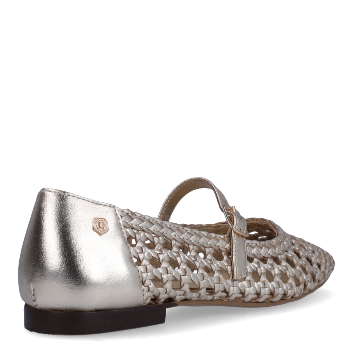 Merceditas de la marca Carmela, modelo IRIA. exterior en piel trenzada color oro. Interior color beig con plantilla acolchada. Cierre con hebilla en la pala y suela plana. Estas merceditas Carmela IRIA son un complemento ideal de estilo y comodidad.