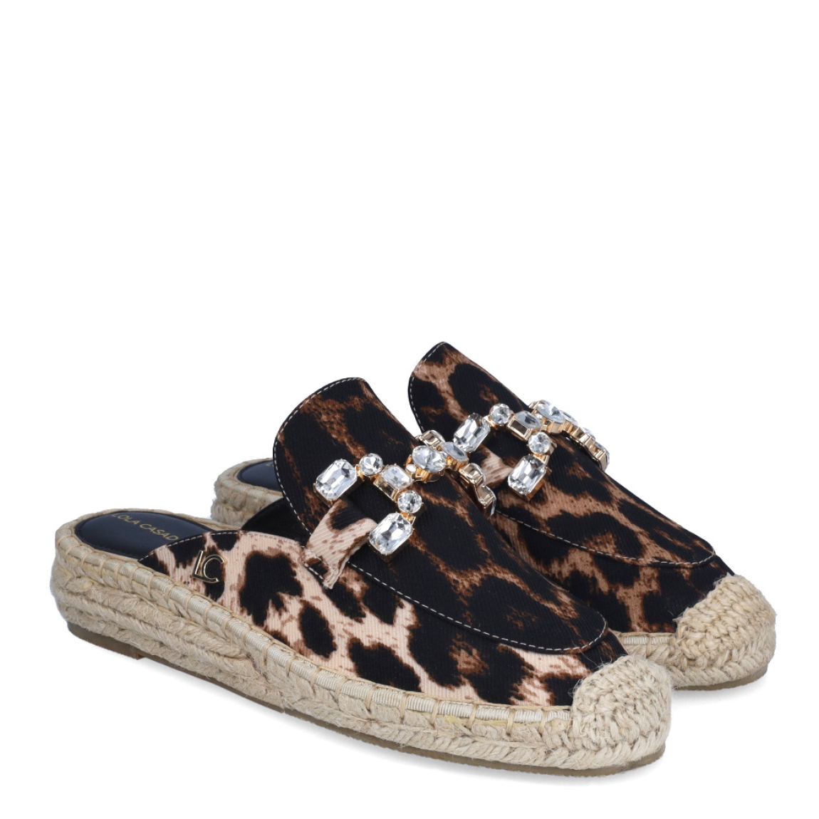 Alpargatas de la marca Lola Casademunt, modelo ÁGATA. Exterior en textil con estampado animal print y detalle de adorno brillante en la pala. Interior en piel color negro. Alpargatas con cuña de 3cm de altura. Estas alpargatas Lola Casademunt ÁGATA son un complemento ideal en estilo y comodidad!