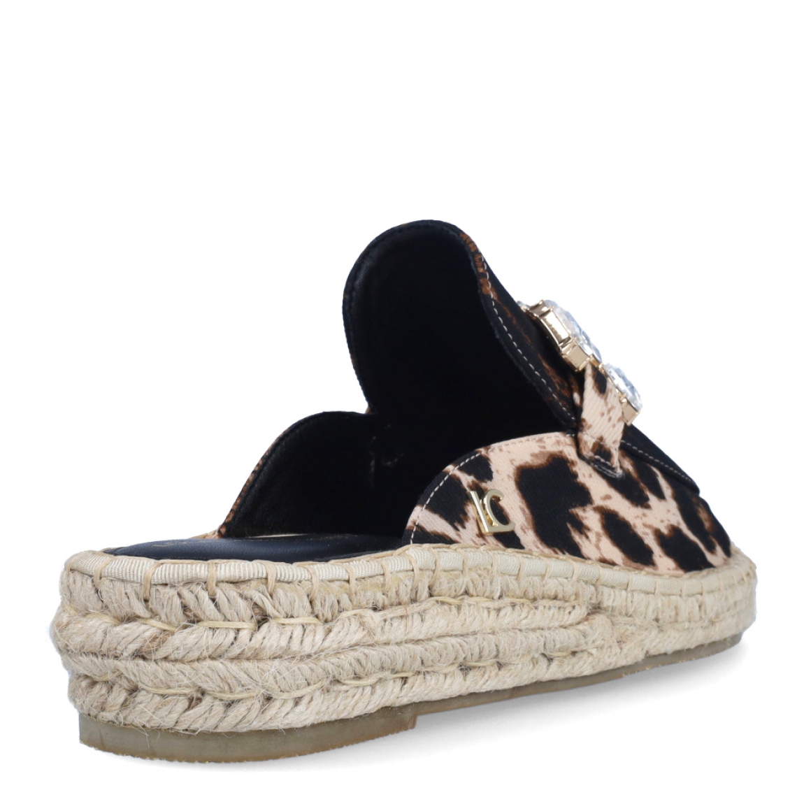 Alpargatas de la marca Lola Casademunt, modelo ÁGATA. Exterior en textil con estampado animal print y detalle de adorno brillante en la pala. Interior en piel color negro. Alpargatas con cuña de 3cm de altura. Estas alpargatas Lola Casademunt ÁGATA son un complemento ideal en estilo y comodidad!