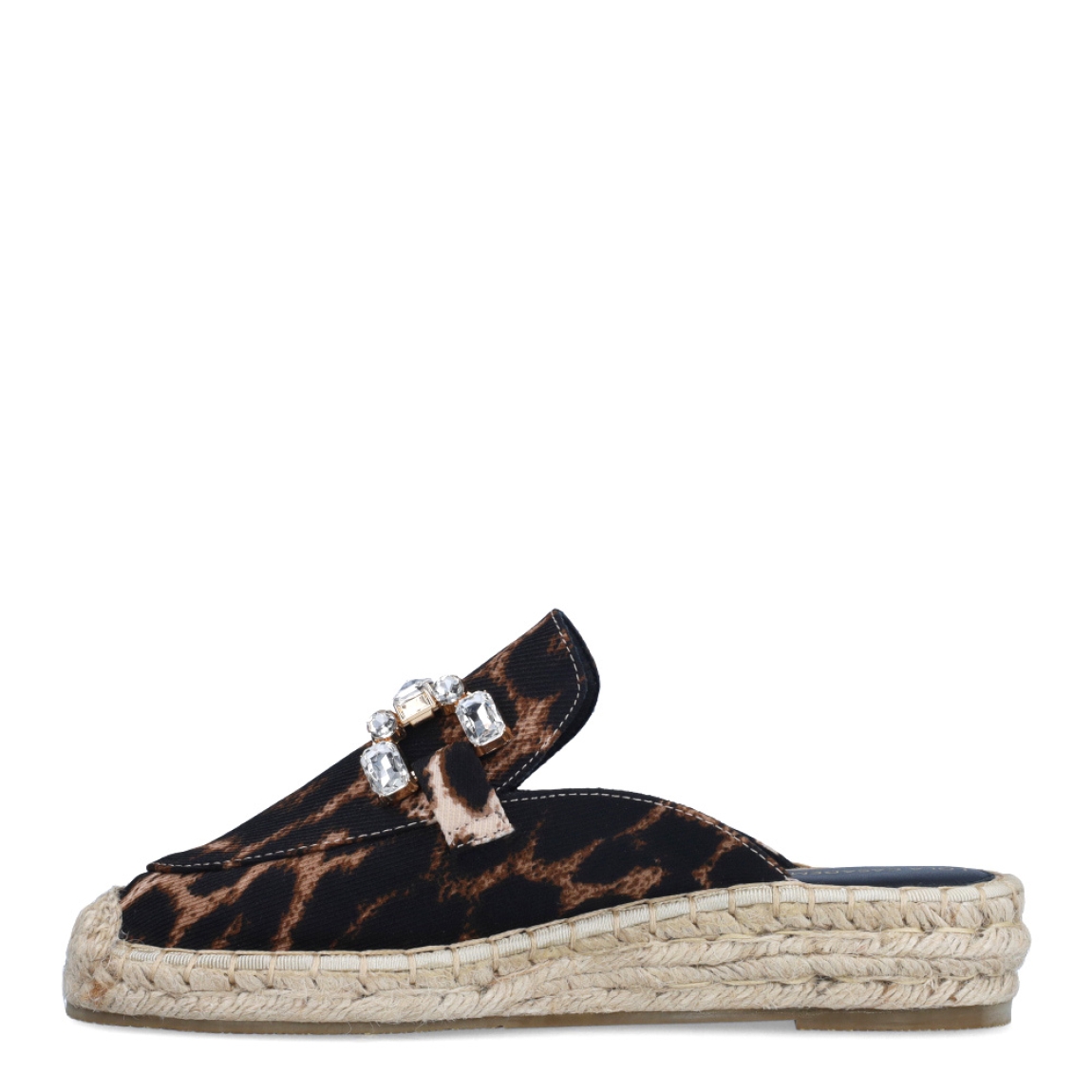 Alpargatas de la marca Lola Casademunt, modelo ÁGATA. Exterior en textil con estampado animal print y detalle de adorno brillante en la pala. Interior en piel color negro. Alpargatas con cuña de 3cm de altura. Estas alpargatas Lola Casademunt ÁGATA son un complemento ideal en estilo y comodidad!