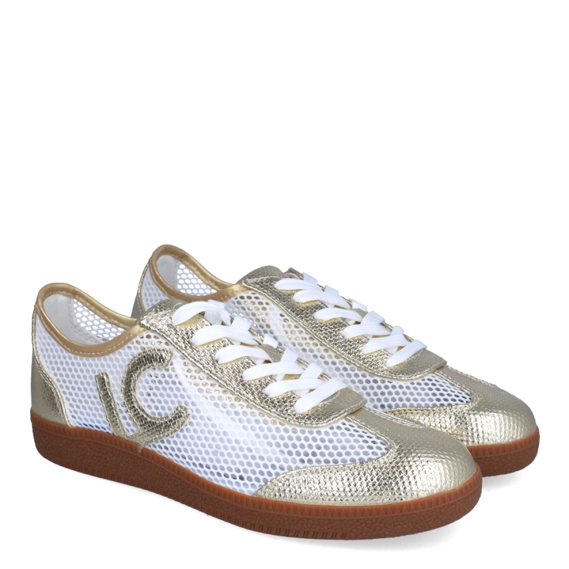 Deportivas de la marca Lola Casademunt, modelo SOLE. Exterior en piel efecto rejilla color blanco con detalle en platino. Interior en piel color platino con plantilla acolchada. Cierre con cordones blancos y cuña de 2cm de altura. Estas deportivas Lola Casademunt SOLE son ideales para lucir tus looks con estilo y comodidad.