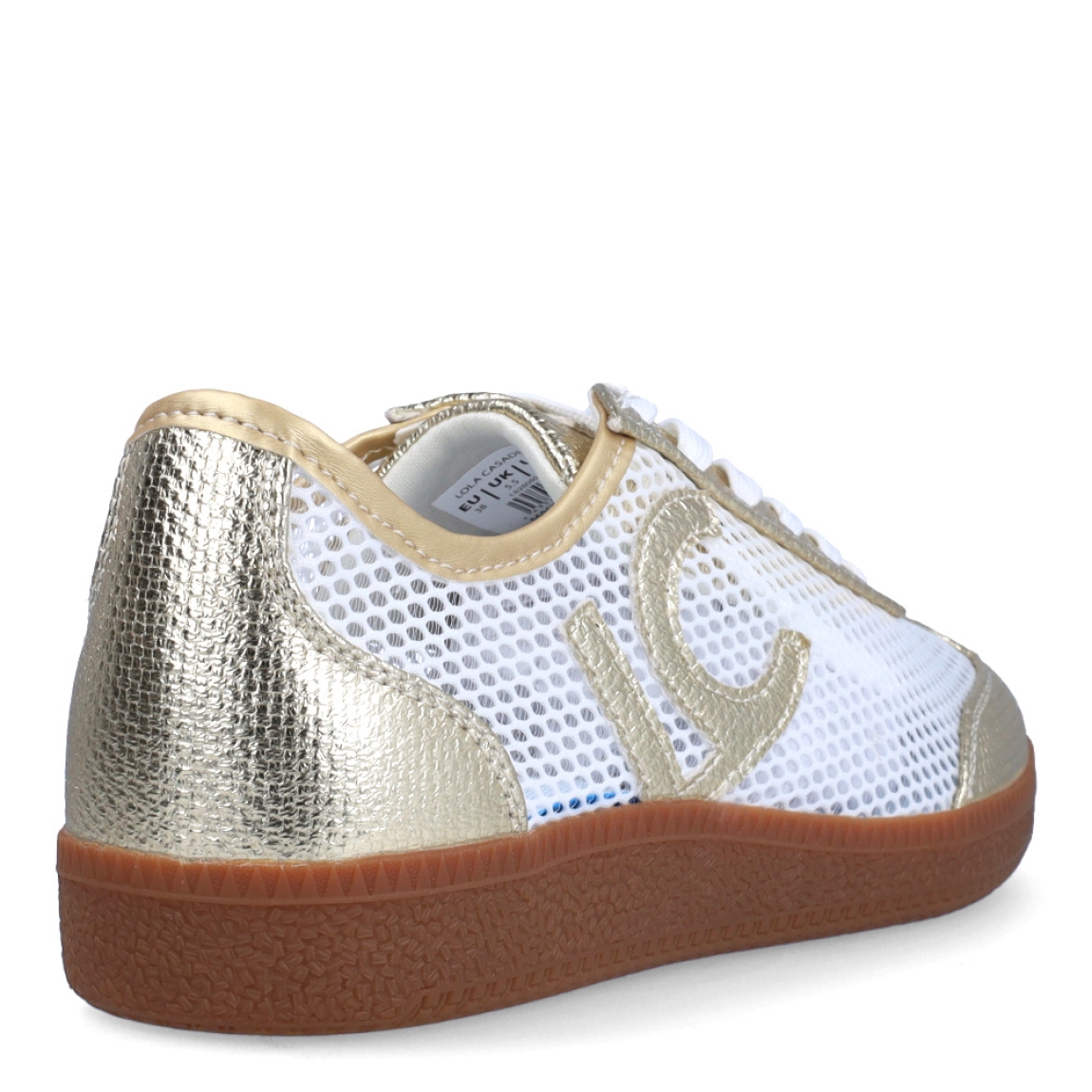 Deportivas de la marca Lola Casademunt, modelo SOLE. Exterior en piel efecto rejilla color blanco con detalle en platino. Interior en piel color platino con plantilla acolchada. Cierre con cordones blancos y cuña de 2cm de altura. Estas deportivas Lola Casademunt SOLE son ideales para lucir tus looks con estilo y comodidad.