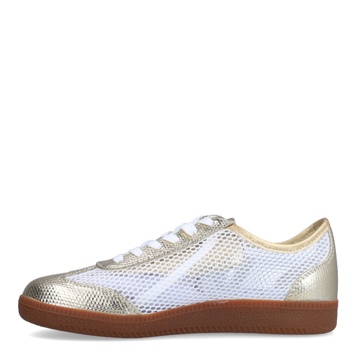 Deportivas de la marca Lola Casademunt, modelo SOLE. Exterior en piel efecto rejilla color blanco con detalle en platino. Interior en piel color platino con plantilla acolchada. Cierre con cordones blancos y cuña de 2cm de altura. Estas deportivas Lola Casademunt SOLE son ideales para lucir tus looks con estilo y comodidad.