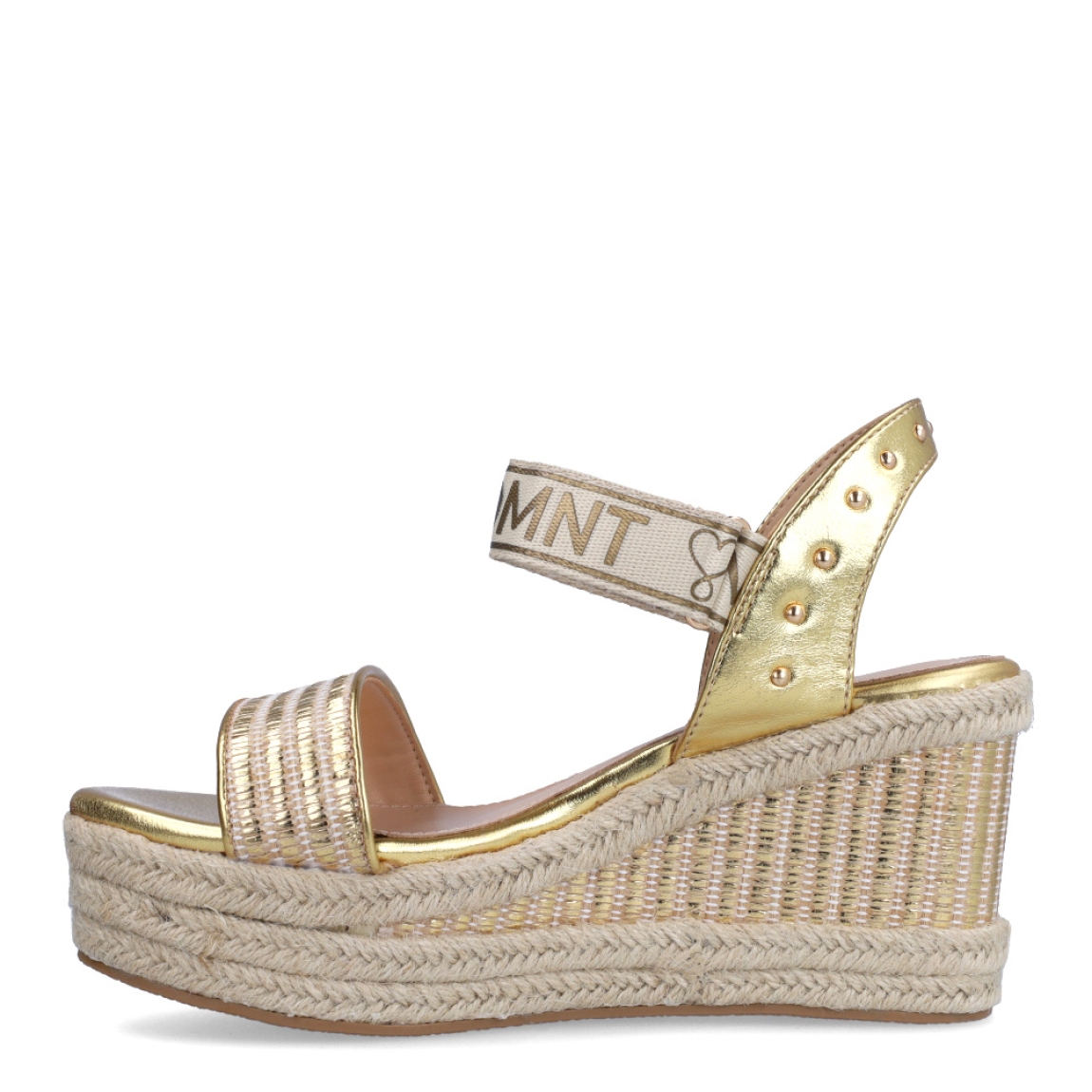 Sandalias de la marca Lola Casademunt, modelo INTI. Exterior en piel color platino con detalle de tachuelas. Interior en piel color beig. Cierre con velcro con estampado de marca. Sandalias con cuña de 9cm de altura. Estas sandalias Lola Casademunt INTI son un complemento que le dará estilo a tus looks!