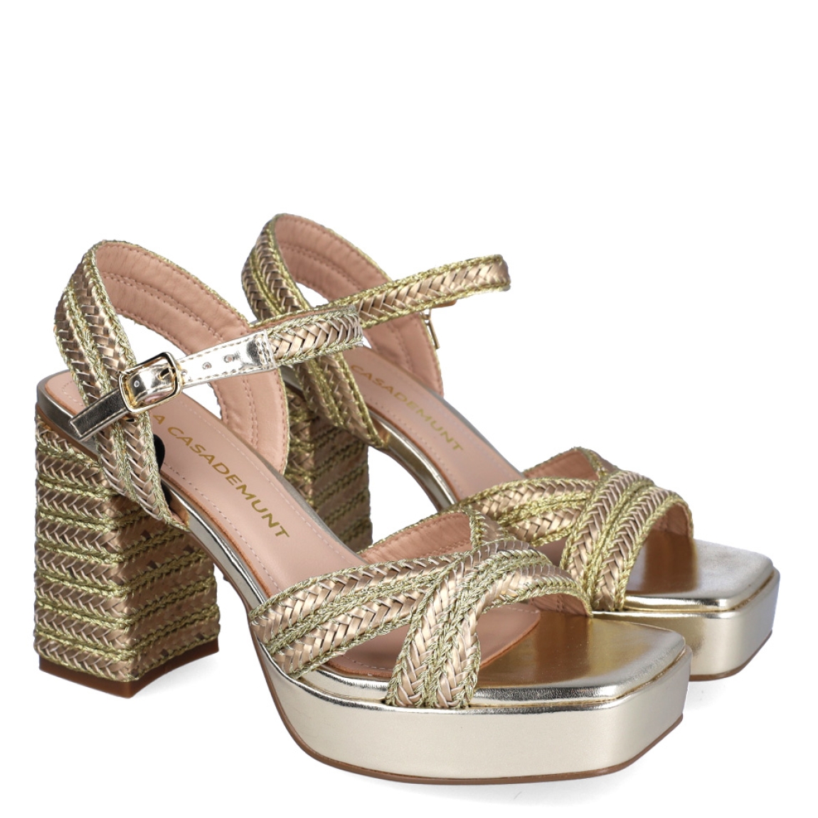 Sandalias de la marca Lola Casademunt, modelo SOFI. Exterior en piel trenzada color platino con tiras cruzadas en pala. Interior en piel color nude. Cierre con hebilla en el tobillo. Sandalias Lola Casademunt con tacón de 9cm de altura. Estas sandalias Lola Casademunt SOFI son un complemento ideal para lucir tus looks con estilo y comodidad a donde vayas!