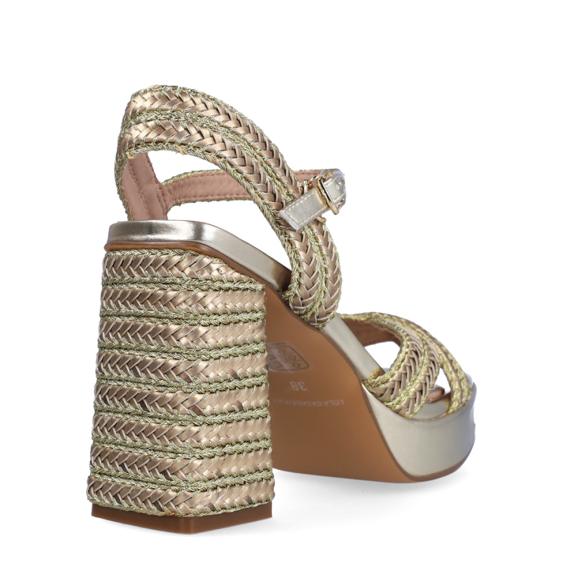 Sandalias de la marca Lola Casademunt, modelo SOFI. Exterior en piel trenzada color platino con tiras cruzadas en pala. Interior en piel color nude. Cierre con hebilla en el tobillo. Sandalias Lola Casademunt con tacón de 9cm de altura. Estas sandalias Lola Casademunt SOFI son un complemento ideal para lucir tus looks con estilo y comodidad a donde vayas!
