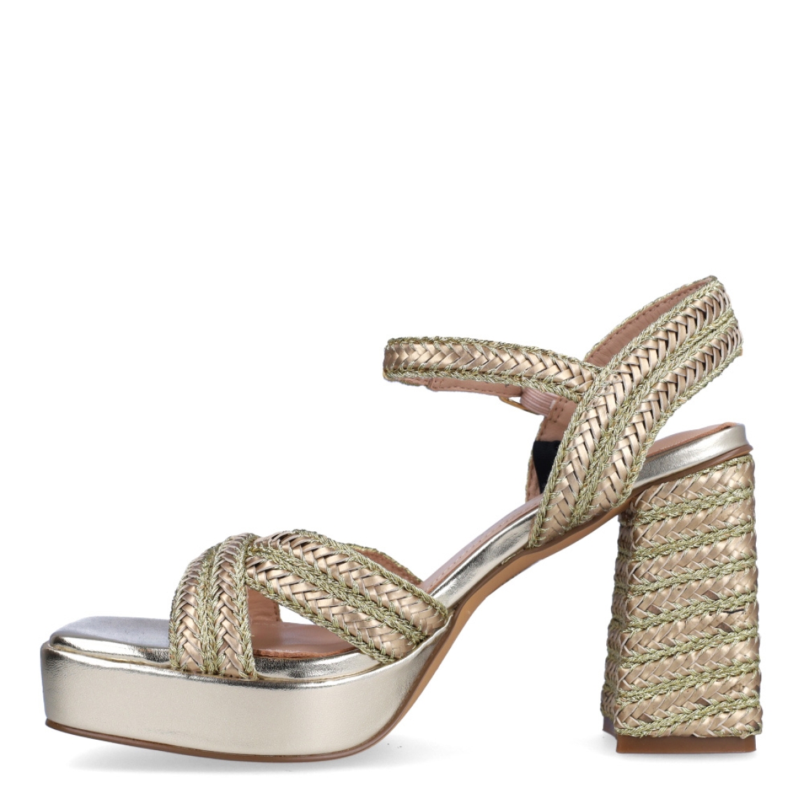 Sandalias de la marca Lola Casademunt, modelo SOFI. Exterior en piel trenzada color platino con tiras cruzadas en pala. Interior en piel color nude. Cierre con hebilla en el tobillo. Sandalias Lola Casademunt con tacón de 9cm de altura. Estas sandalias Lola Casademunt SOFI son un complemento ideal para lucir tus looks con estilo y comodidad a donde vayas!