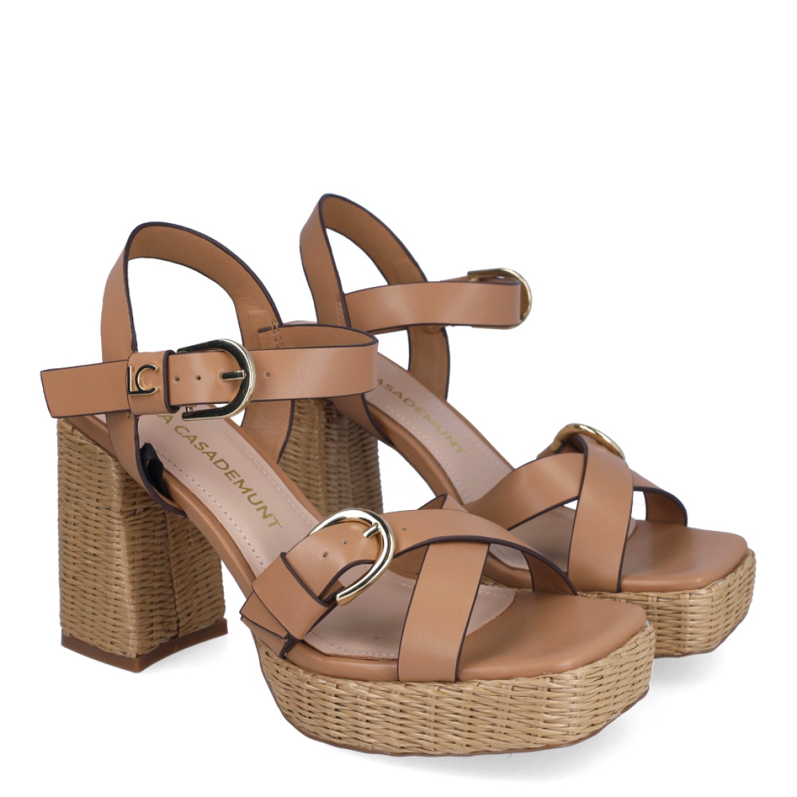 Sandalias de la marca Lola Casademunt, modelo PIURA. Exterior en piel color camel con tiras cruzadas. Interior en color nude. Cierre con doble hebilla, una en la pala y otra en el tobillo. Sandalias Lola Casademunt con tacón de 9cm de altura. Estas sandalias Lola Casademunt PIURA, son un complemento para lucir tus looks con estilo y comodidad.