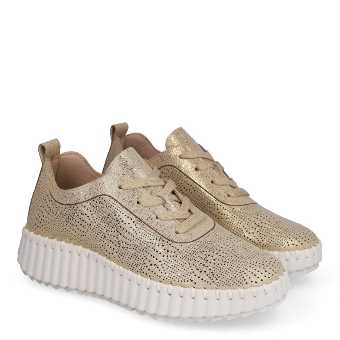 Deportivas transpirables de la marca Walk & Fly, modelo AH-96. Exterior en piel color oro con efecto troquelado. Cierre con cordones dorados y con plataforma de goma dentada y cuña de 3cm de altura. Estas deportivas Walk & Fly AH-96 tienen la comodidad que necesitas en tu día a día!