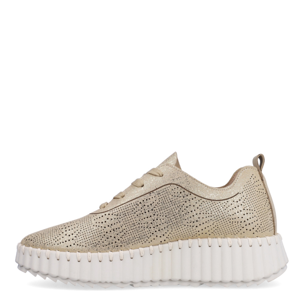 Deportivas transpirables de la marca Walk & Fly, modelo AH-96. Exterior en piel color oro con efecto troquelado. Cierre con cordones dorados y con plataforma de goma dentada y cuña de 3cm de altura. Estas deportivas Walk & Fly AH-96 tienen la comodidad que necesitas en tu día a día!