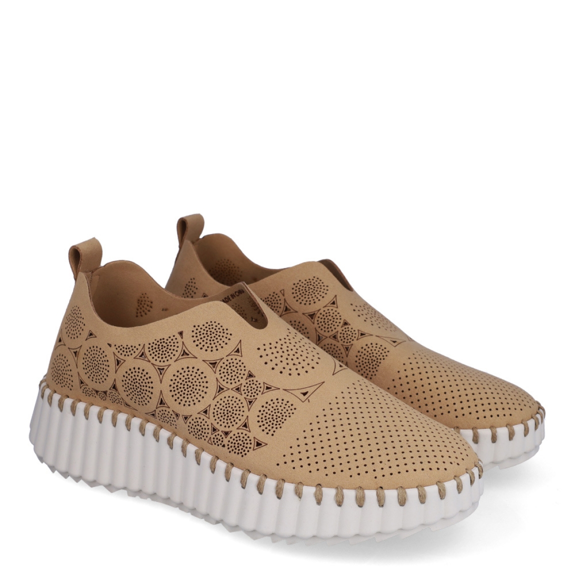 Deportivas transpirables de la marca Walk & Fly, modelo AH-99. Exterior en microfibra color camel con efecto troquelado. Cierre sin cordones con plataforma de goma dentada y cuña de 3cm de altura. Estas deportivas Walk & Fly AH-99 tienen la comodidad que necesitas en tu día a día!
