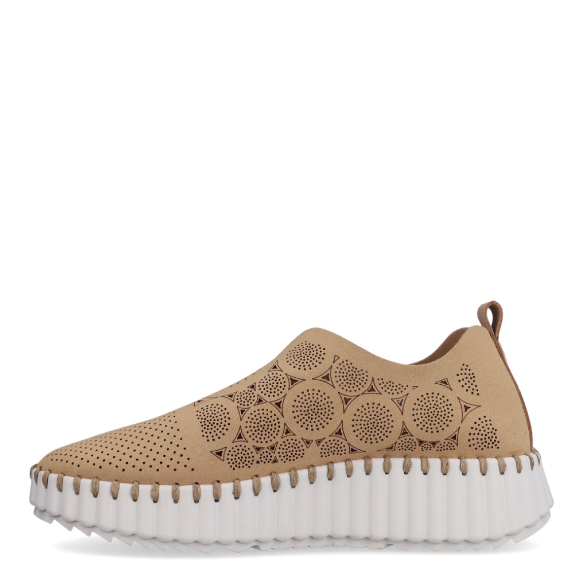 Deportivas transpirables de la marca Walk & Fly, modelo AH-99. Exterior en microfibra color camel con efecto troquelado. Cierre sin cordones con plataforma de goma dentada y cuña de 3cm de altura. Estas deportivas Walk & Fly AH-99 tienen la comodidad que necesitas en tu día a día!