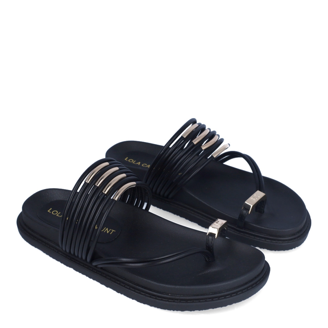Esclava de la marca Lola Casademunt, modelo MIKO. Exterior en piel color negro con detalle de cuerdas en pala con aplicaciones en dorado. Interior en piel negro. Esclavas con plataforma de goma plano. Estas esclavas Lola Casademunt MIKO son un complemento ideal para tu día a día.