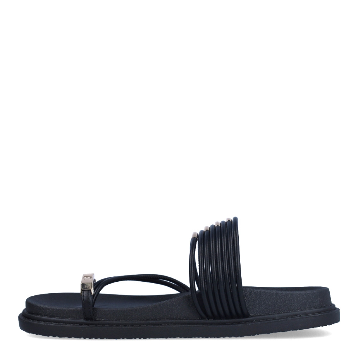 Esclava de la marca Lola Casademunt, modelo MIKO. Exterior en piel color negro con detalle de cuerdas en pala con aplicaciones en dorado. Interior en piel negro. Esclavas con plataforma de goma plano. Estas esclavas Lola Casademunt MIKO son un complemento ideal para tu día a día.