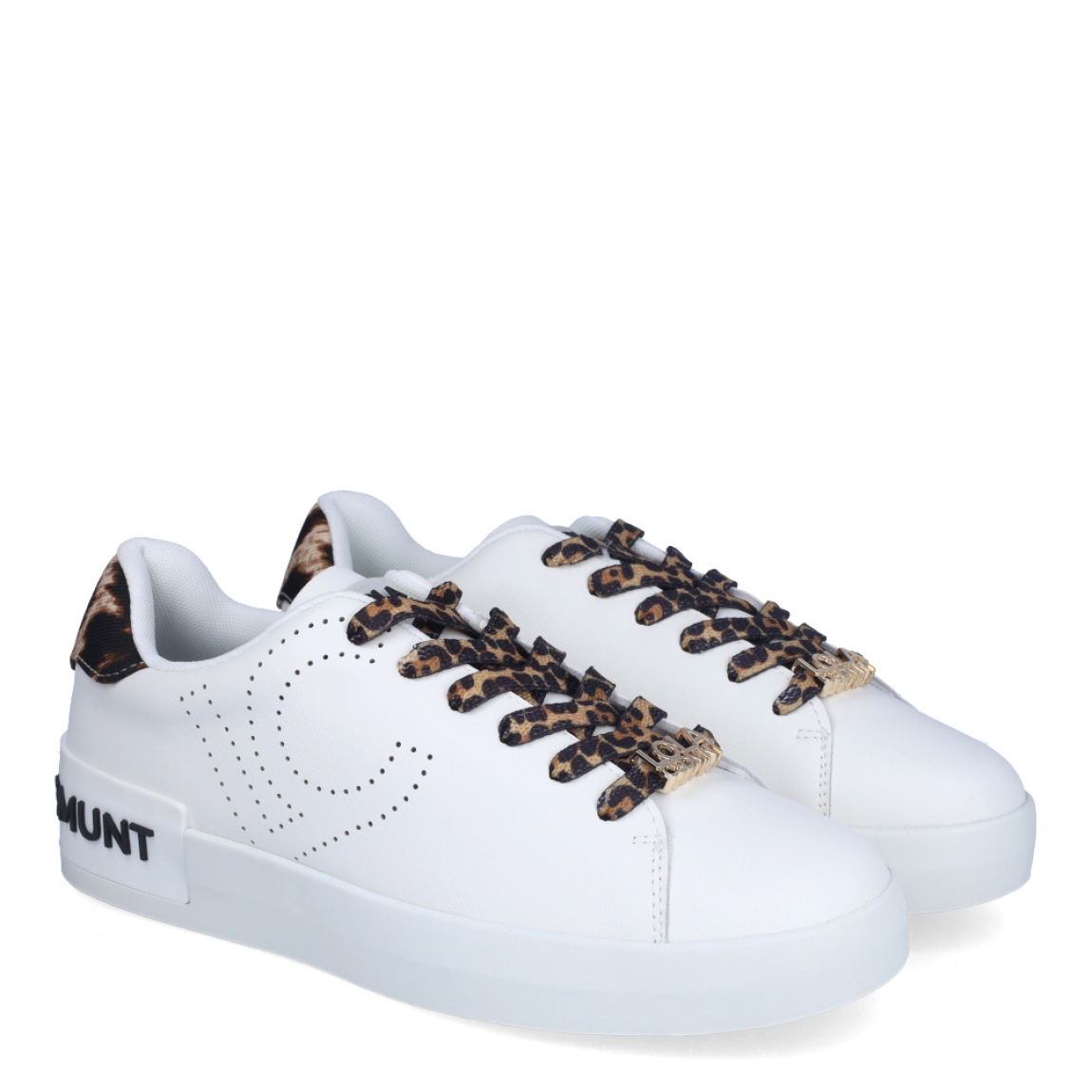 Deportivas de la marca Lola Casademunt, modelo RAYZA. Exterior en piel color blanco con efecto troquelado y detalle en animal print en tobillo. Interior en piel color blanco. Cierre de las deportivas Lola Casademunt con cordones animal print. Suela de goma con plataforma de 3cm de altura. Estas deportivas Lola Casademunt RAYZA son el complemento que necesitas para resaltar tus looks!