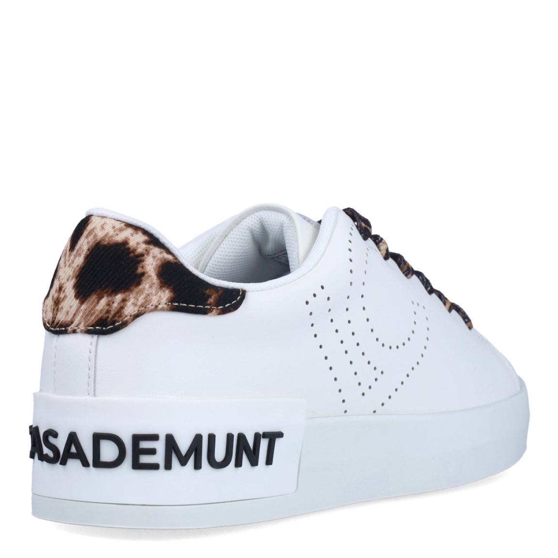 Deportivas de la marca Lola Casademunt, modelo RAYZA. Exterior en piel color blanco con efecto troquelado y detalle en animal print en tobillo. Interior en piel color blanco. Cierre de las deportivas Lola Casademunt con cordones animal print. Suela de goma con plataforma de 3cm de altura. Estas deportivas Lola Casademunt RAYZA son el complemento que necesitas para resaltar tus looks!